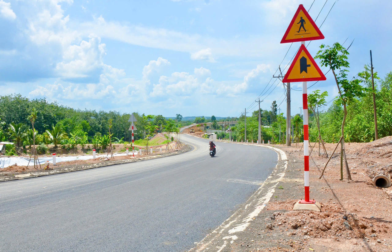 Khi cầu Hiếu Li&ecirc;m th&ocirc;ng xe, việc đi lại của người d&acirc;n sẽ kh&ocirc;ng c&ograve;n phụ thuộc v&agrave;o tuyến ph&agrave; hiện hữu. Ảnh: Duy Khương.