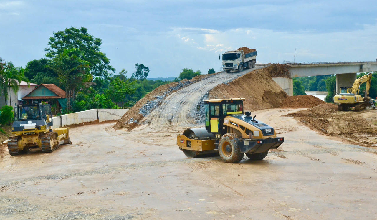 M&aacute;y m&oacute;c, phương tiện được huy động thi c&ocirc;ng đường dẫn v&agrave; gia cố taluy hai đầu cầu. Ảnh: Duy Khương.