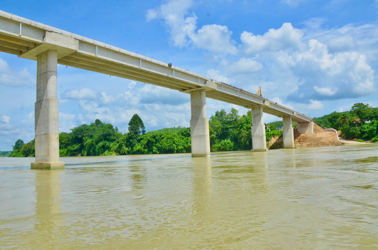 Cầu Hiếu Li&ecirc;m đ&atilde; cơ bản ho&agrave;n th&agrave;nh phần kết cấu ch&iacute;nh, nối liền hai bờ s&ocirc;ng Đồng Nai. Ảnh: Duy Khương.