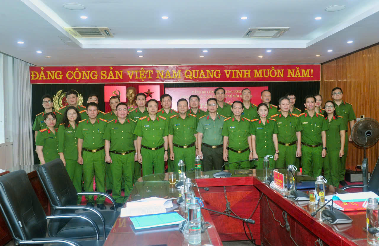 C&aacute;c đại biểu dự tập huấn chụp ảnh lưu niệm. (Ảnh: C05)