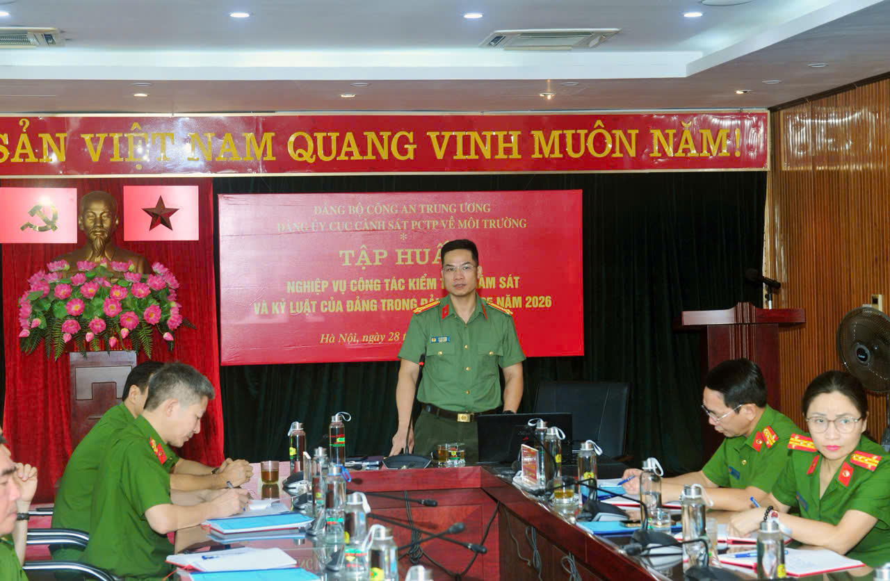 Thượng t&aacute; L&ecirc; Hải Hưng, Cơ quan Ủy ban Kiểm tra Đảng ủy C&ocirc;ng an Trung ương truyền đạt một số nội dung trong buổi tập huấn. (Ảnh: C05)