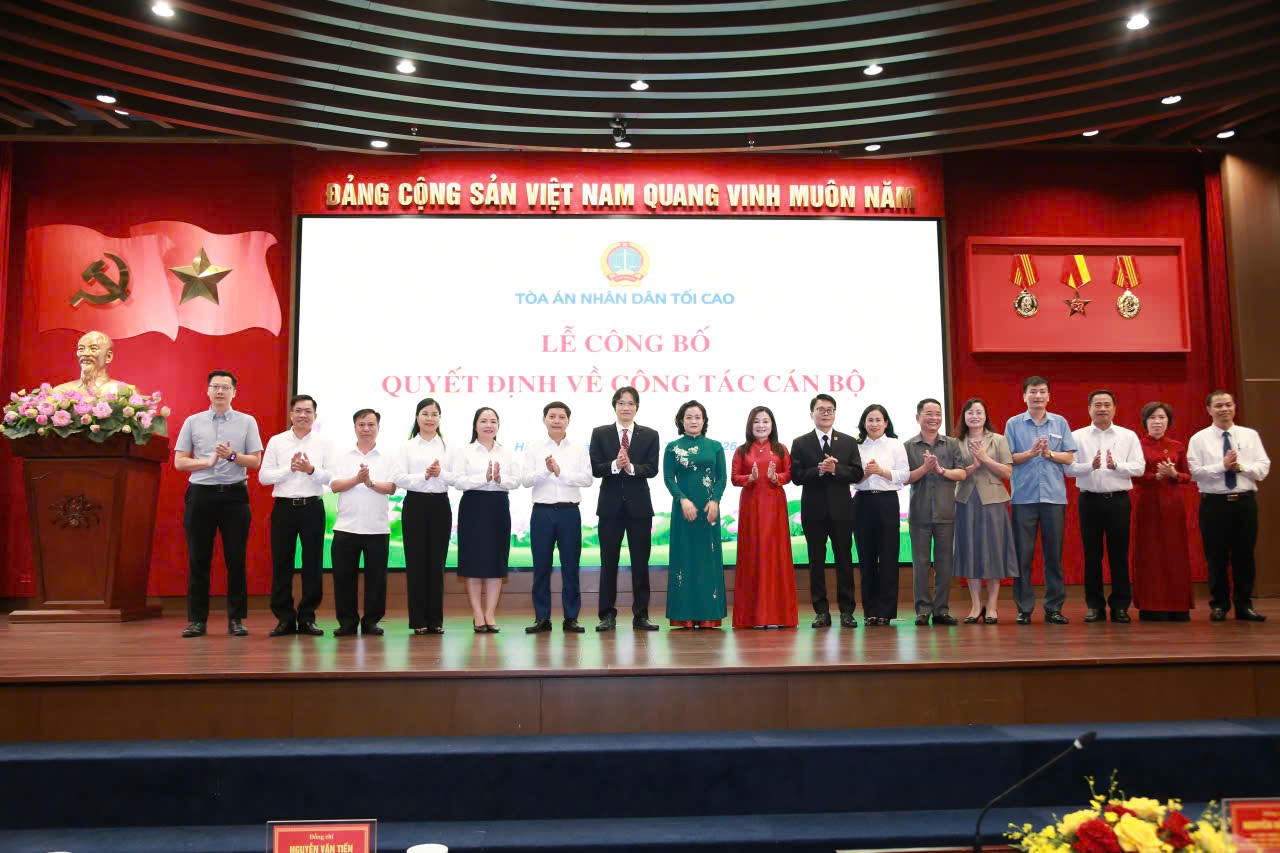 L&atilde;nh đạo TANDTC, c&aacute;c l&atilde;nh đạo Cục, Vụ TANDTC, Bộ Tư ph&aacute;p v&agrave; l&atilde;nh đạo B&aacute;o Ph&aacute;p luật Việt Nam, B&aacute;o C&ocirc;ng l&yacute; ch&uacute;c mừng c&aacute;c đồng ch&iacute; được bổ nhiệm