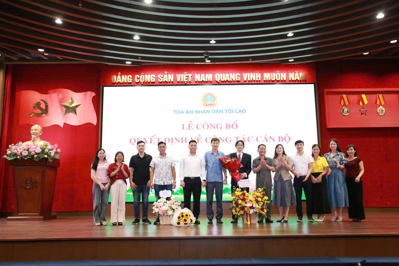 Tổng bi&ecirc;n tập b&aacute;o PLVN Vũ Ho&agrave;i Nam v&agrave; Ph&oacute; Tổng bi&ecirc;n tập Vũ Hồng Th&uacute;y c&ugrave;ng c&aacute;n bộ, ph&oacute;ng vi&ecirc;n b&aacute;o PLVN ch&uacute;c mừng đồng ch&iacute; V&otilde; Tuấn Anh