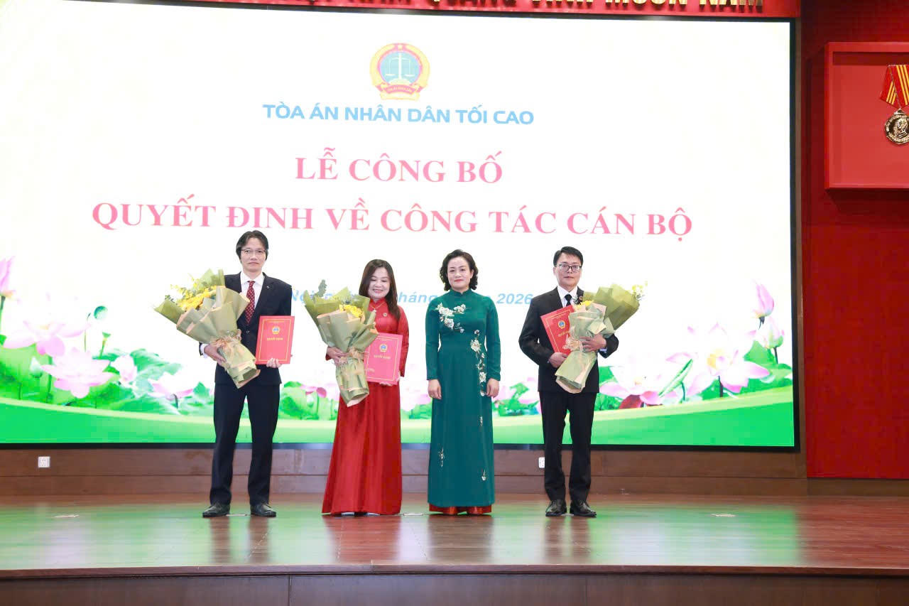 Ph&oacute; Ch&aacute;nh &aacute;n TANDTC ch&uacute;c mừng c&aacute;c đồng ch&iacute; được bổ nhiệm