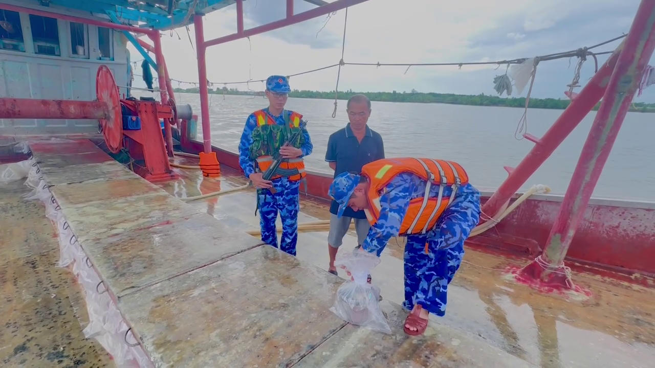 Lực lượng chức năng Bộ Tư lệnh V&ugrave;ng Cảnh s&aacute;t biển 4 ni&ecirc;m phong h&agrave;ng h&oacute;a tr&ecirc;n t&agrave;u c&aacute; vi phạm. Ảnh: Đức Th&aacute;i