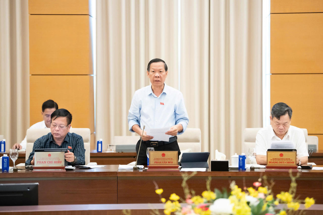 Chủ nhiệm Ủy ban Kinh tế v&agrave; T&agrave;i ch&iacute;nh Phan Văn M&atilde;i b&aacute;o c&aacute;o t&oacute;m tắt thẩm tra sơ bộ dự &aacute;n Luật.