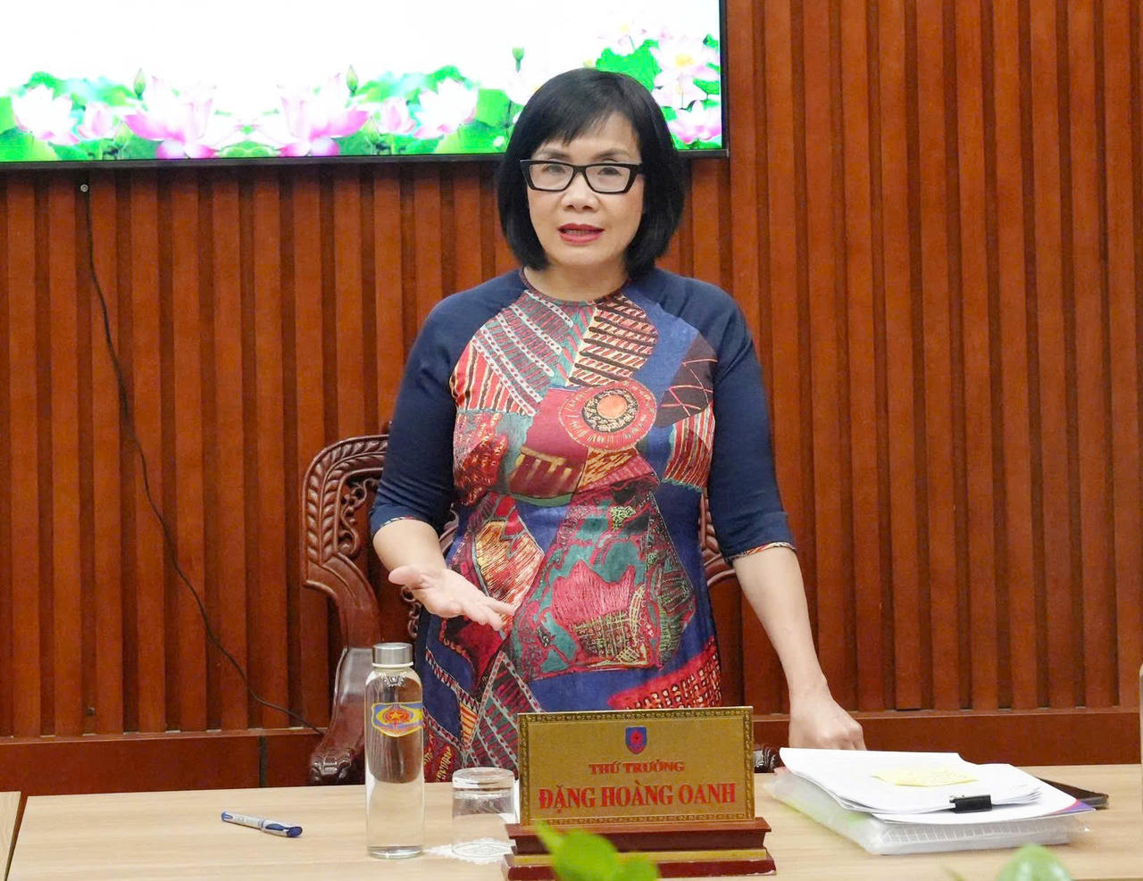 Thứ trưởng Đặng Ho&agrave;ng Oanh ph&aacute;t biểu tại buổi l&agrave;m việc.