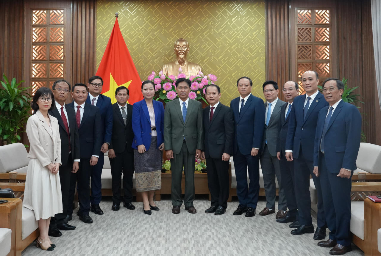 C&aacute;c đại biểu chụp ảnh lưu niệm.