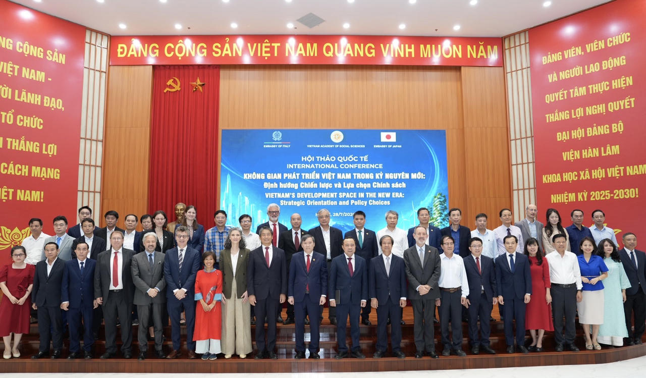 C&aacute;c đại biểu chụp ảnh lưu niệm. (Ảnh: MST)