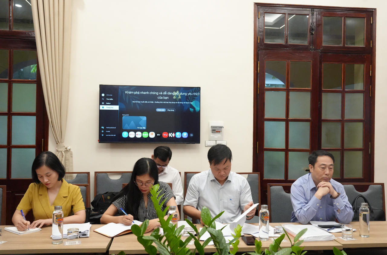 Cục trưởng Cục Đăng k&yacute; giao dịch bảo đảm v&agrave; Bồi thường Nh&agrave; nước L&ecirc; Vệ Quốc (b&ecirc;n phải) v&agrave; c&ocirc;ng chức, vi&ecirc;n chức của Cục.