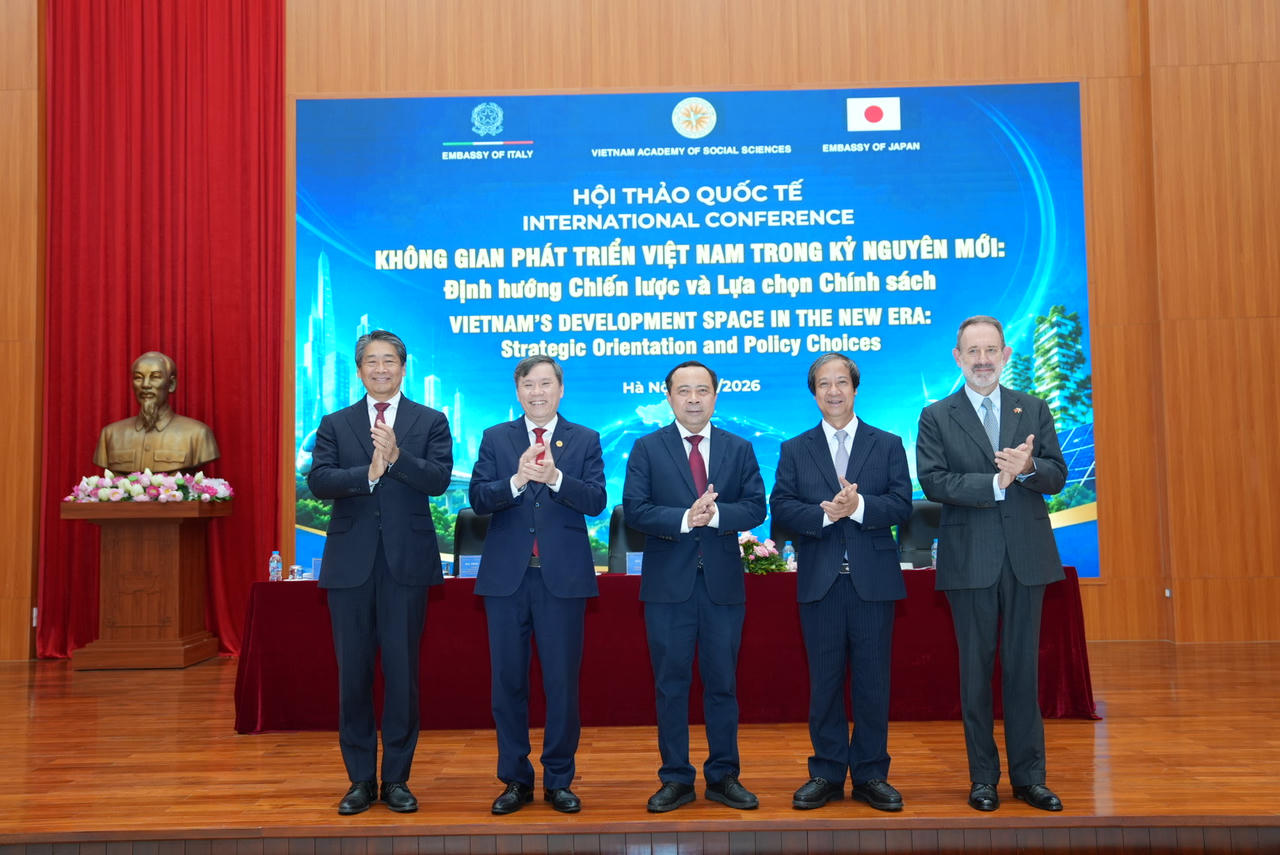 Ban chủ tr&igrave; Phi&ecirc;n khai mạc Hội thảo. (Ảnh: MST)