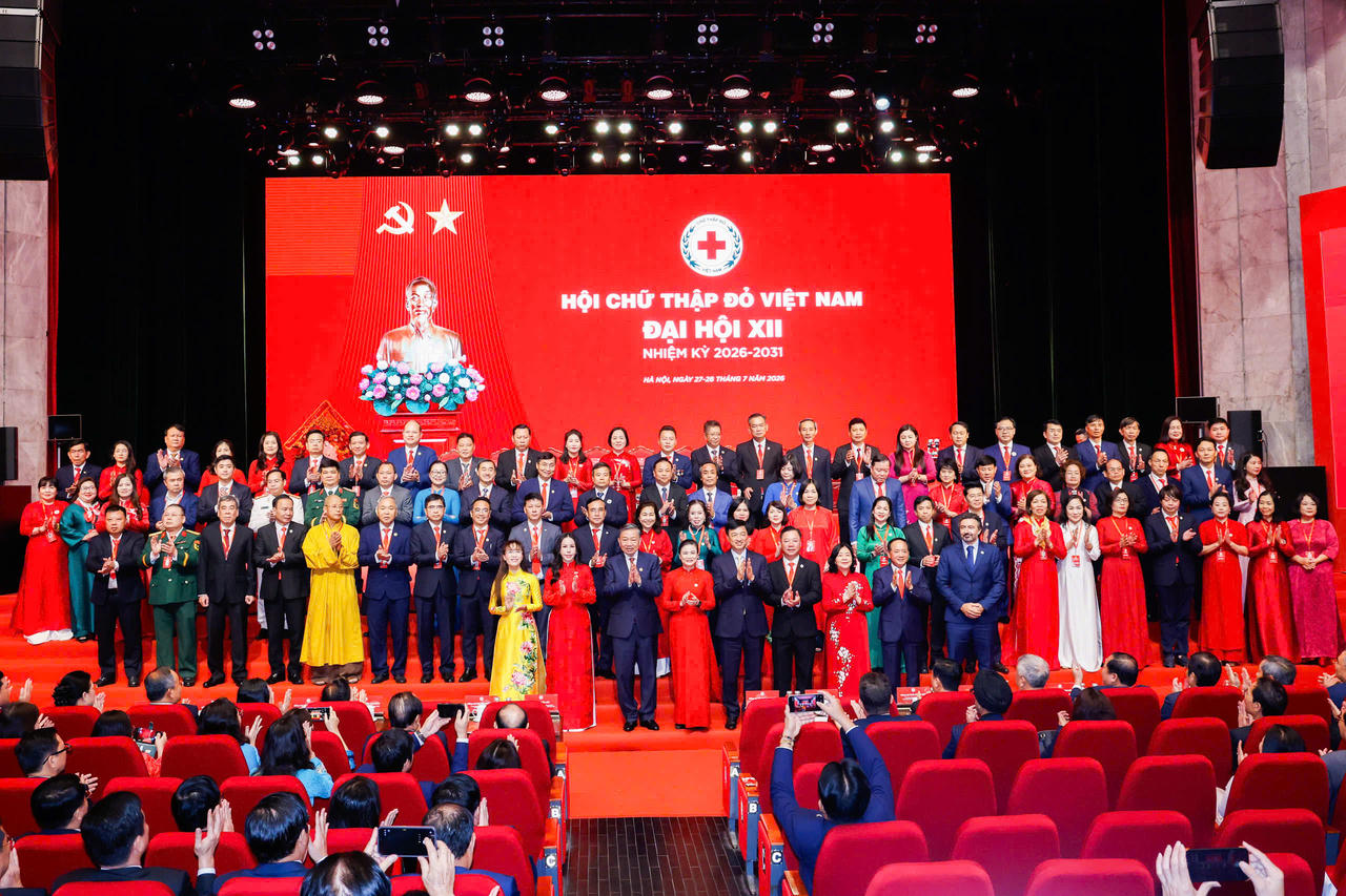 L&atilde;nh đạo Đảng, Nh&agrave; nước c&ugrave;ng đại diện c&aacute;c ban, bộ ng&agrave;nh, c&aacute;c tổ chức trong v&agrave; ngo&agrave;i nước chụp h&igrave;nh lưu niệm c&ugrave;ng Ban Chấp h&agrave;nh Trung ương Hội Chữ thập đỏ Việt Nam kho&aacute; XII, nhiệm kỳ 2026-2031.