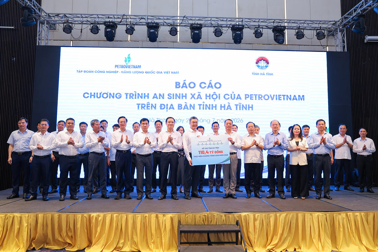 Petrovietnam trao biểu trưng hỗ trợ c&aacute;c hoạt động an sinh x&atilde; hội tr&ecirc;n địa b&agrave;n tỉnh H&agrave; Tĩnh.
