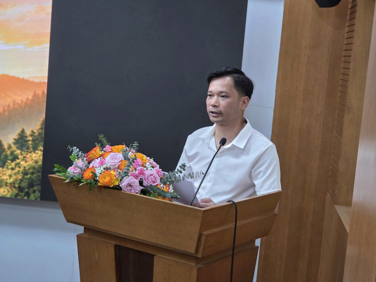 &Ocirc;ng Trần Văn C&ocirc;ng, Ph&oacute; Gi&aacute;m đốc Sở Văn h&oacute;a, Thể thao v&agrave; Du lịch tỉnh Lai Ch&acirc;u th&ocirc;ng tin tại họp b&aacute;o.