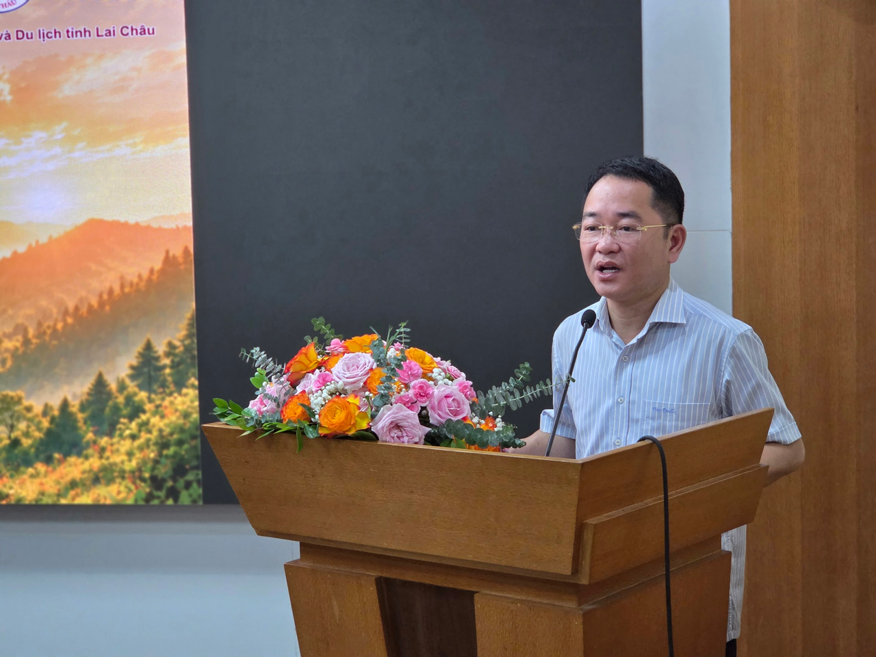 Tiến sĩ Vũ Ho&agrave;i Nam, B&iacute; thư Đảng ủy, Tổng Bi&ecirc;n tập B&aacute;o Ph&aacute;p luật Việt Nam ph&aacute;t biểu mở đầu chương tr&igrave;nh.