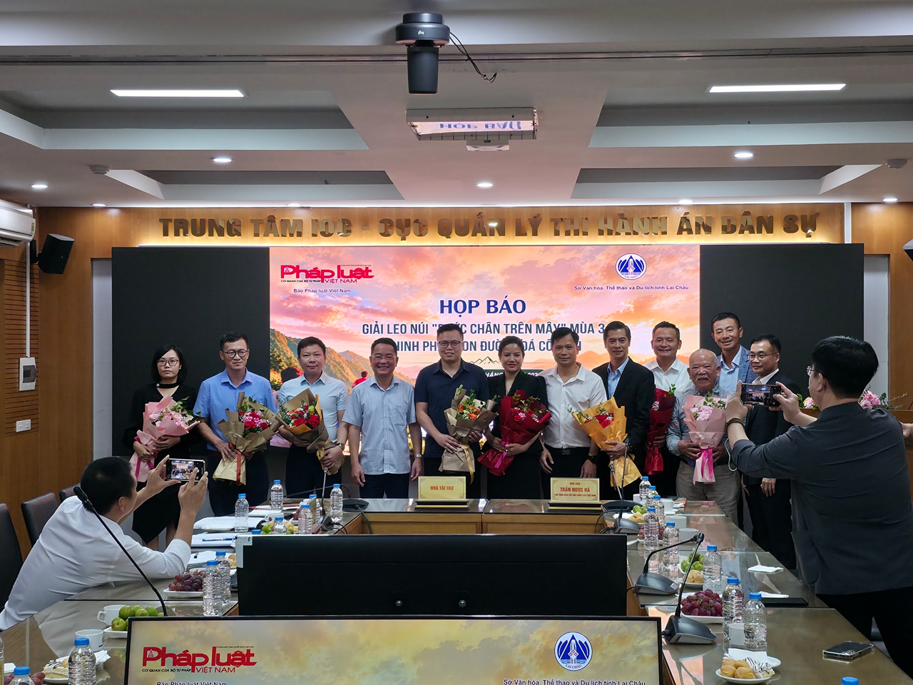 Ban tổ chức tặng hoa c&aacute;c đại diện nh&agrave; t&agrave;i trợ