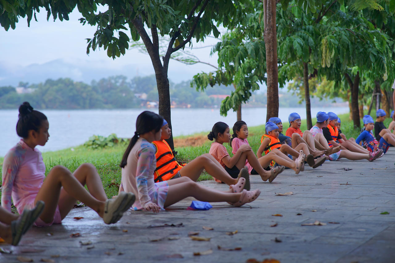 Học vi&ecirc;n khởi động, l&agrave;m quen với c&aacute;c b&agrave;i tập trước khi xuống nước. (Ảnh: Long Vũ)