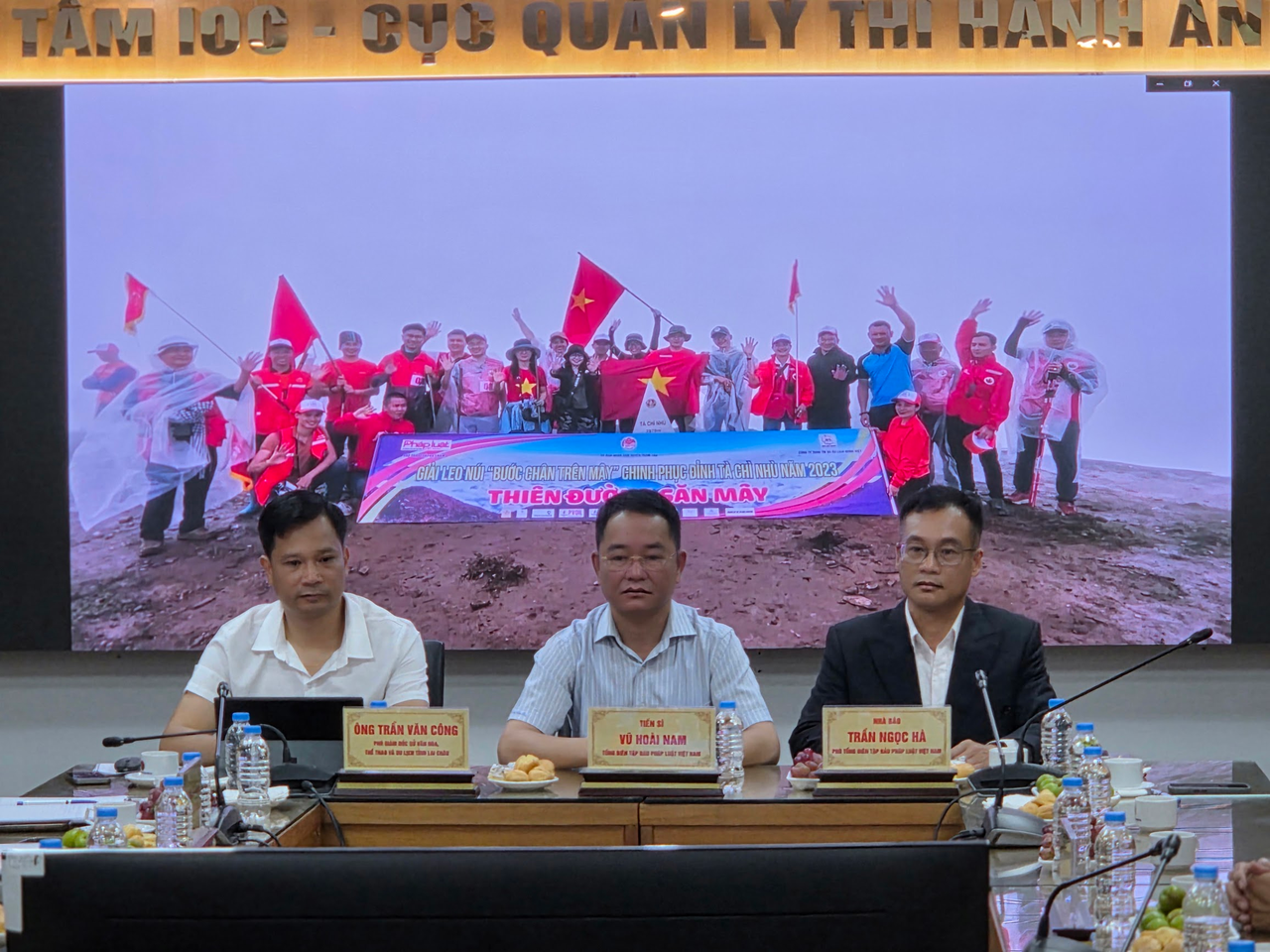 TS. Vũ Ho&agrave;i Nam, Tổng bi&ecirc;n tập B&aacute;o Ph&aacute;p luật Việt Nam; Nh&agrave; b&aacute;o Trần Ngọc H&agrave;, Ph&oacute; Tổng bi&ecirc;n tập B&aacute;o Ph&aacute;p luật Việt Nam c&ugrave;ng &ocirc;ng Trần Văn C&ocirc;ng, Ph&oacute; Gi&aacute;m đốc Sở Văn h&oacute;a, Thể thao v&agrave; Du lịch tỉnh Lai Ch&acirc;u đồng chủ tr&igrave; buổi họp b&aacute;o.