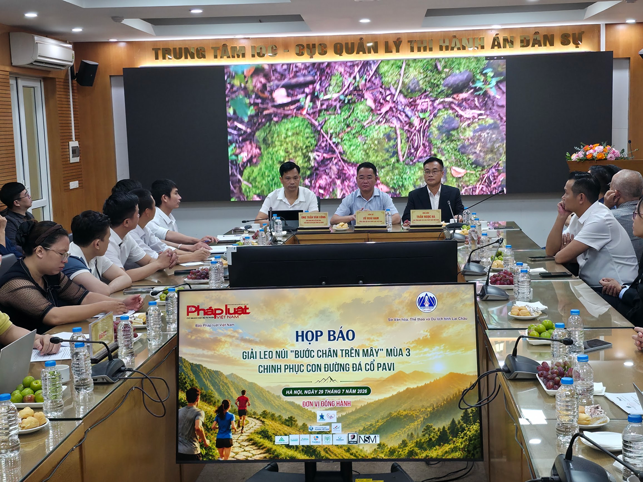 Quang cảnh buổi họp b&aacute;o