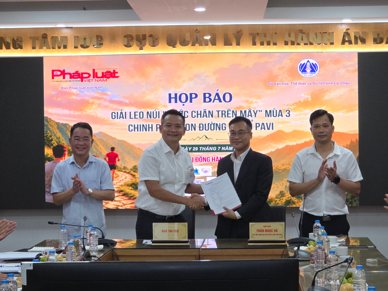 Khởi động Giải leo núi 'Bước chân trên mây' mùa 3, lần đầu mở rộng cho vận động viên toàn quốc