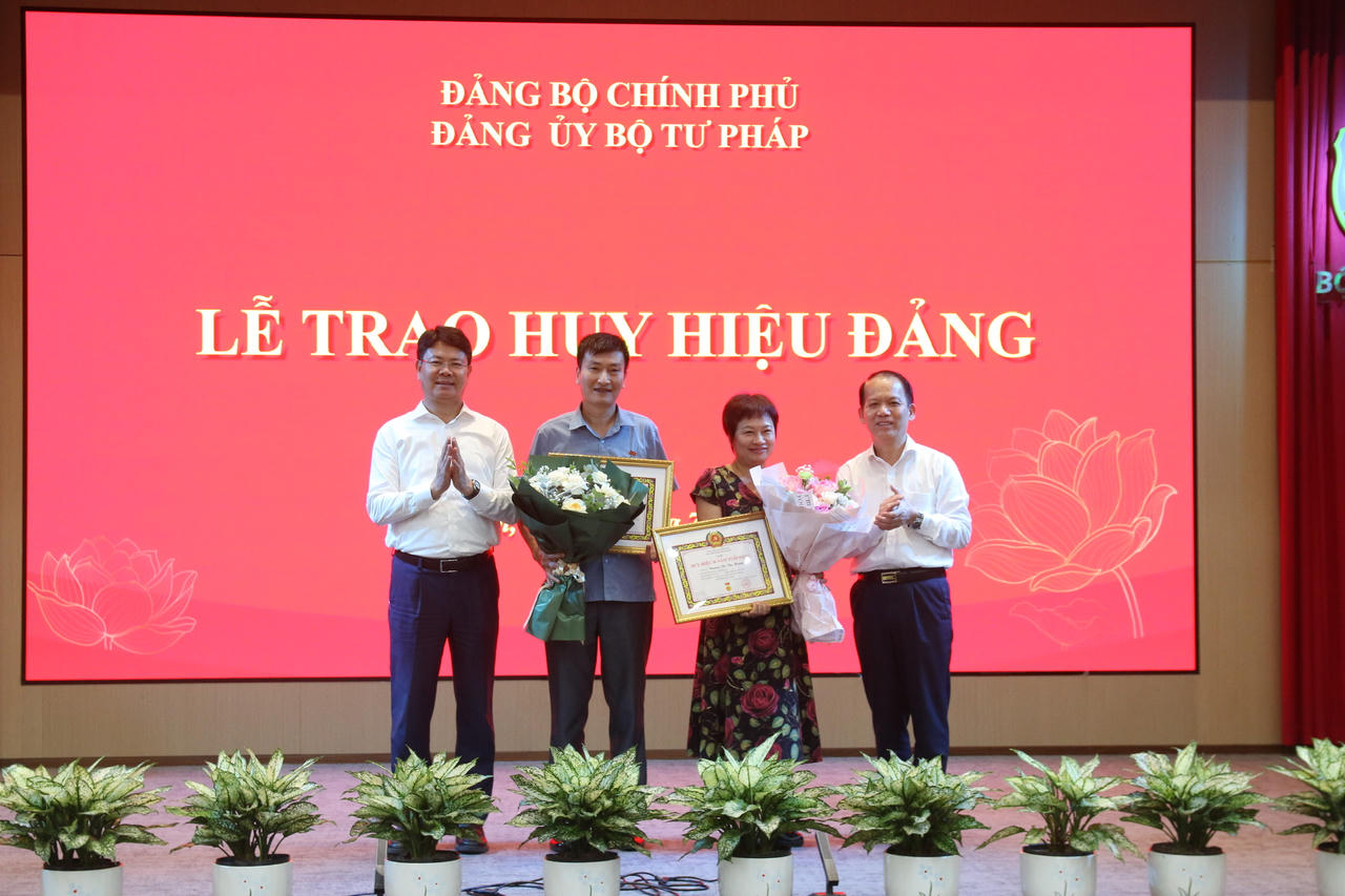 B&iacute; thư Đảng ủy, Bộ trưởng Ho&agrave;ng Thanh T&ugrave;ng; Ph&oacute; B&iacute; thư thường trực Đảng ủy, Thứ trưởng Nguyễn Thanh Tịnh trao tặng Huy hiệu 30 năm tuổi Đảng cho 2 đảng vi&ecirc;n.