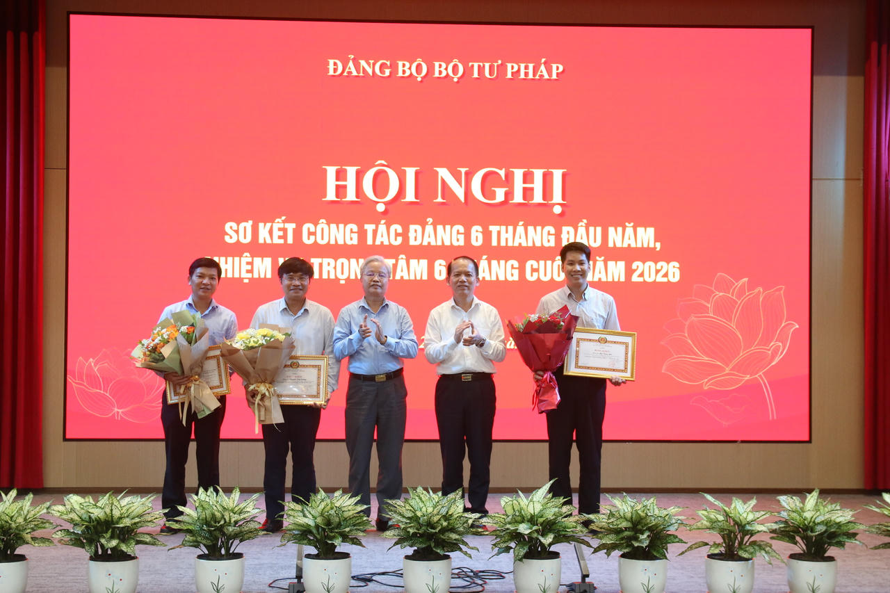 B&iacute; thư Đảng ủy, Bộ trưởng Ho&agrave;ng Thanh T&ugrave;ng; Ph&oacute; B&iacute; thư chuy&ecirc;n tr&aacute;ch Đảng ủy Nguyễn Quang Th&aacute;i trao tặng Bằng khen của Ban Thường vụ Đảng ủy Ch&iacute;nh phủ cho 1 tập thể v&agrave; 2 c&aacute; nh&acirc;n.