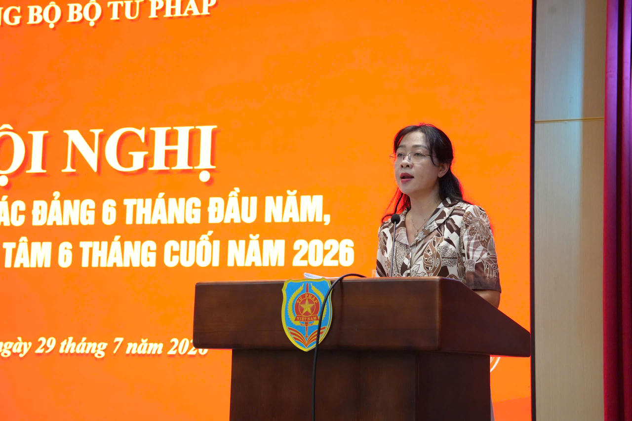 Ph&oacute; Cục trưởng Cục Kiểm tra văn bản v&agrave; tổ chức thi h&agrave;nh ph&aacute;p luật Nguyễn Thị Thu H&ograve;e.