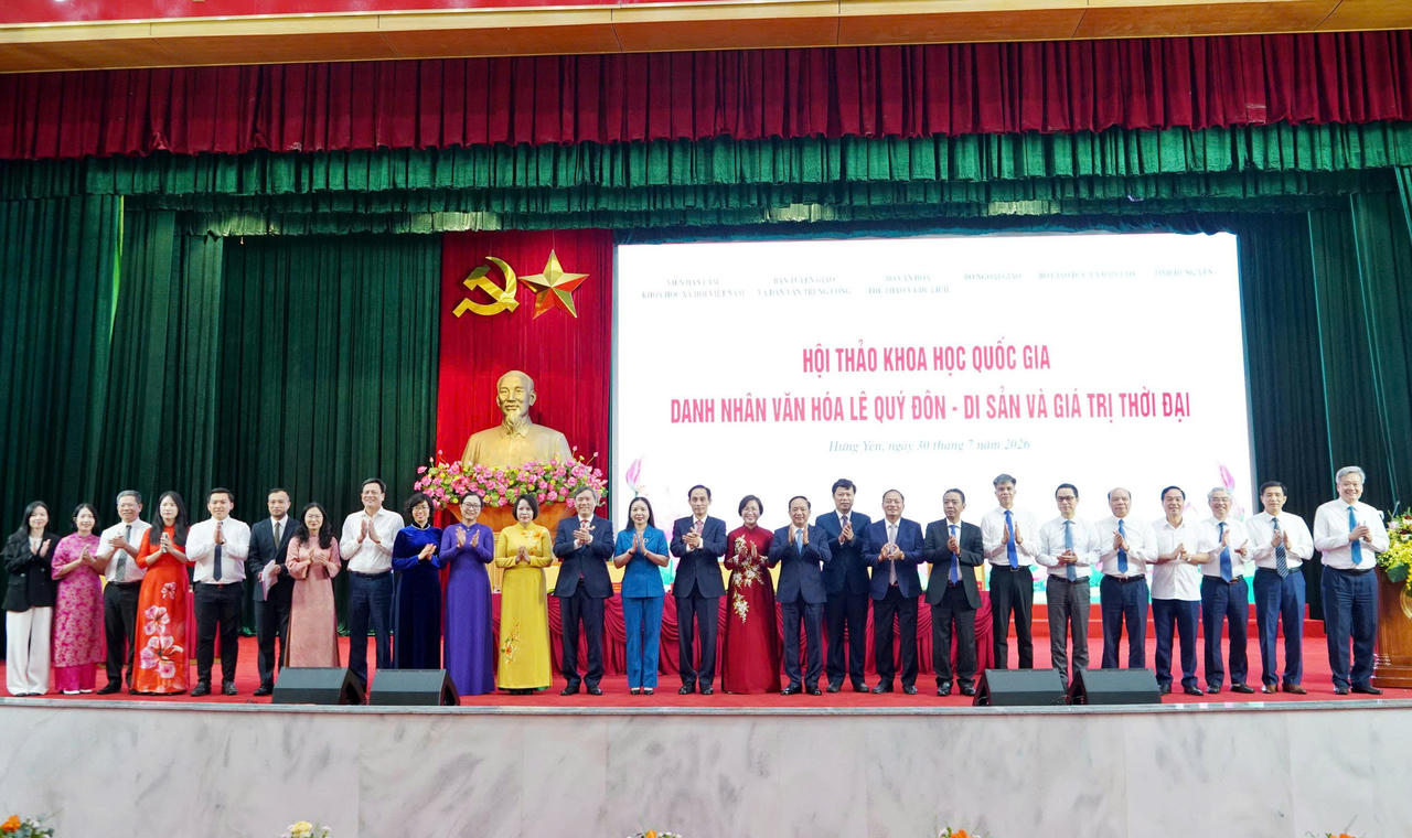 C&aacute;c đại biểu chụp ảnh lưu niệm. (Ảnh: Vũ H&ugrave;ng)