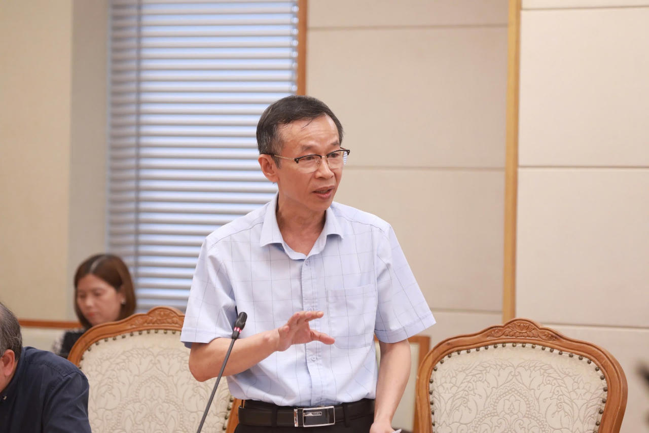 GS.TS Nguyễn Văn Minh - nguy&ecirc;n Hiệu trưởng Trường Đại học Sư phạm H&agrave; Nội trao đổi tại cuộc họp. (Ảnh: MOET)