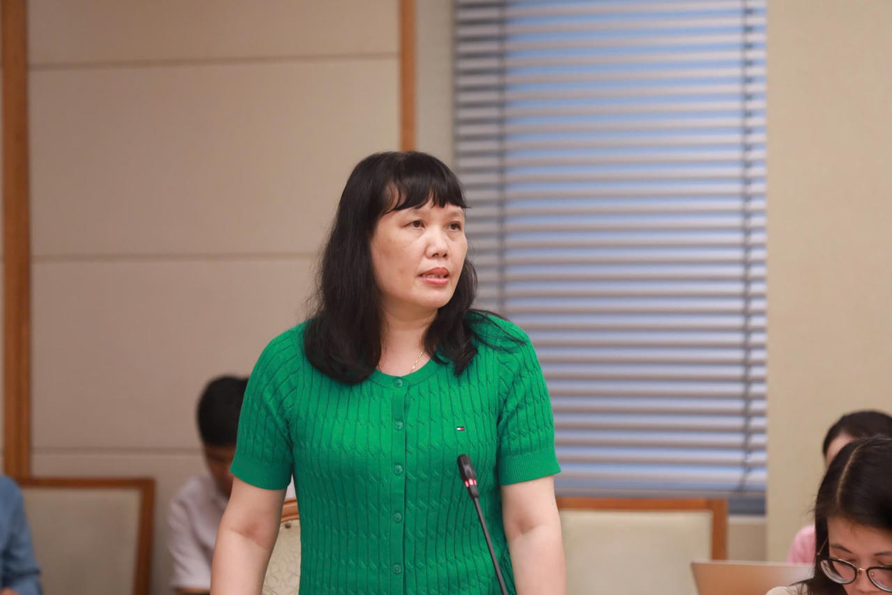 B&agrave; Nguyễn Bội Quỳnh - Hiệu trưởng Trường THPT Việt Đức (H&agrave; Nội) trao đổi tại cuộc họp. (Ảnh: MOET)