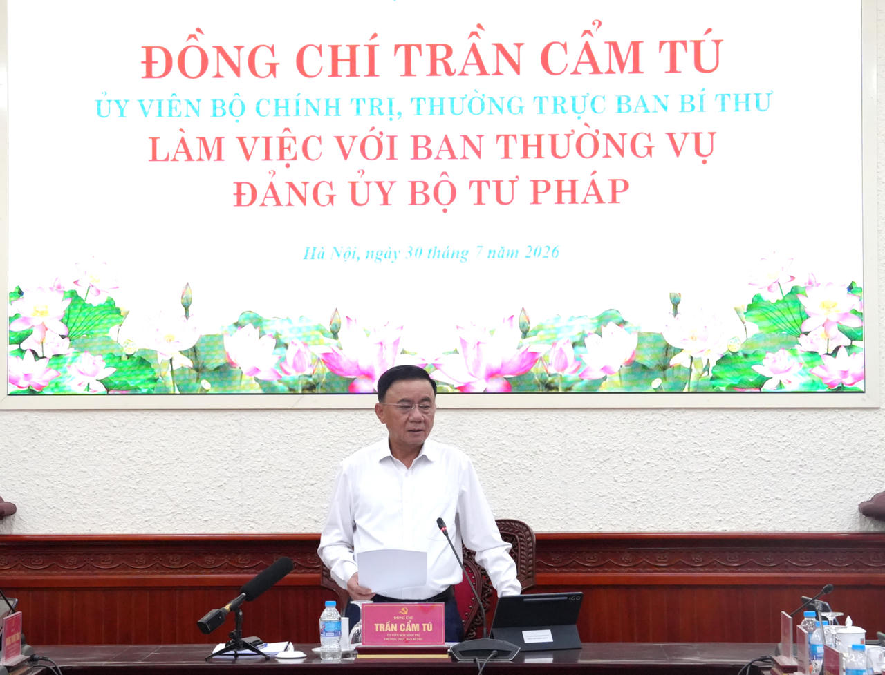 Ủy vi&ecirc;n Bộ Ch&iacute;nh trị, Thường trực Ban B&iacute; thư Trần Cẩm T&uacute; kết luận buổi l&agrave;m việc.