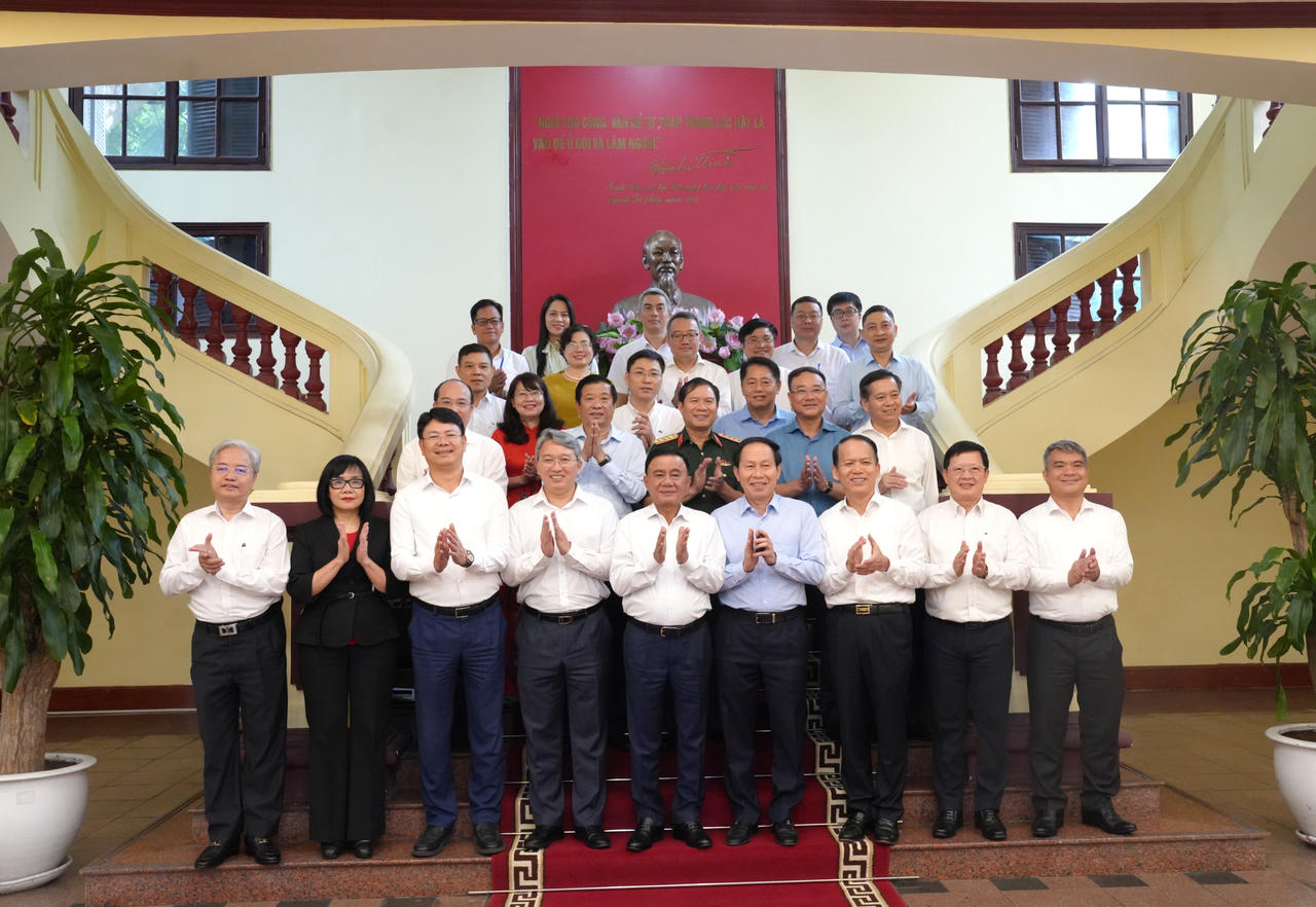 C&aacute;c đại biểu chụp ảnh lưu niệm.