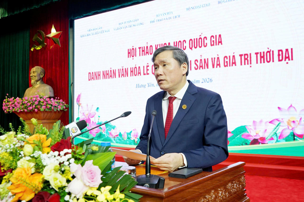 GS.TS L&ecirc; Văn Lợi - Ủy vi&ecirc;n Ban Chấp h&agrave;nh Trung ương Đảng, Chủ tịch Viện H&agrave;n l&acirc;m Khoa học x&atilde; hội Việt Nam ph&aacute;t biểu đề dẫn Hội thảo (Ảnh: Vũ H&ugrave;ng)