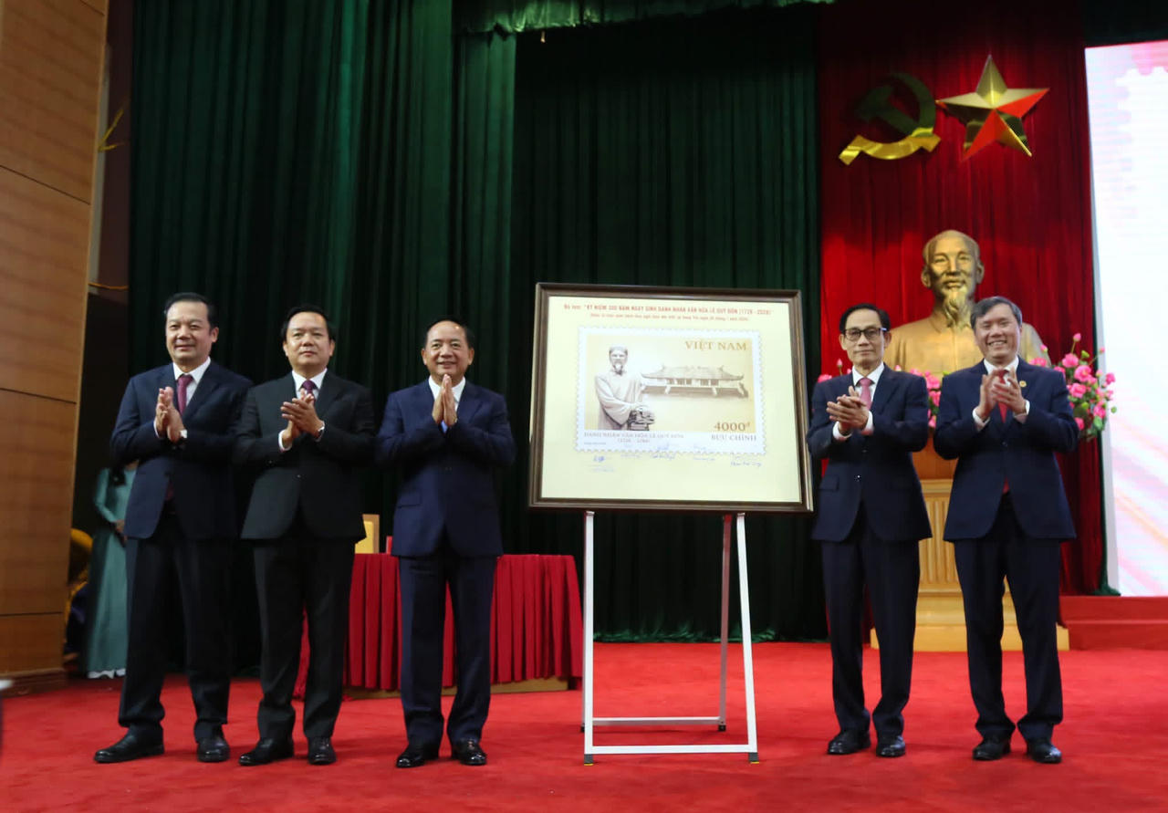 C&aacute;c đồng ch&iacute; l&atilde;nh đạo Trung ương v&agrave; l&atilde;nh đạo tỉnh Hưng Y&ecirc;n k&yacute; lưu niệm tr&ecirc;n tranh tem. (Ảnh: CTTĐT Hưng Y&ecirc;n)