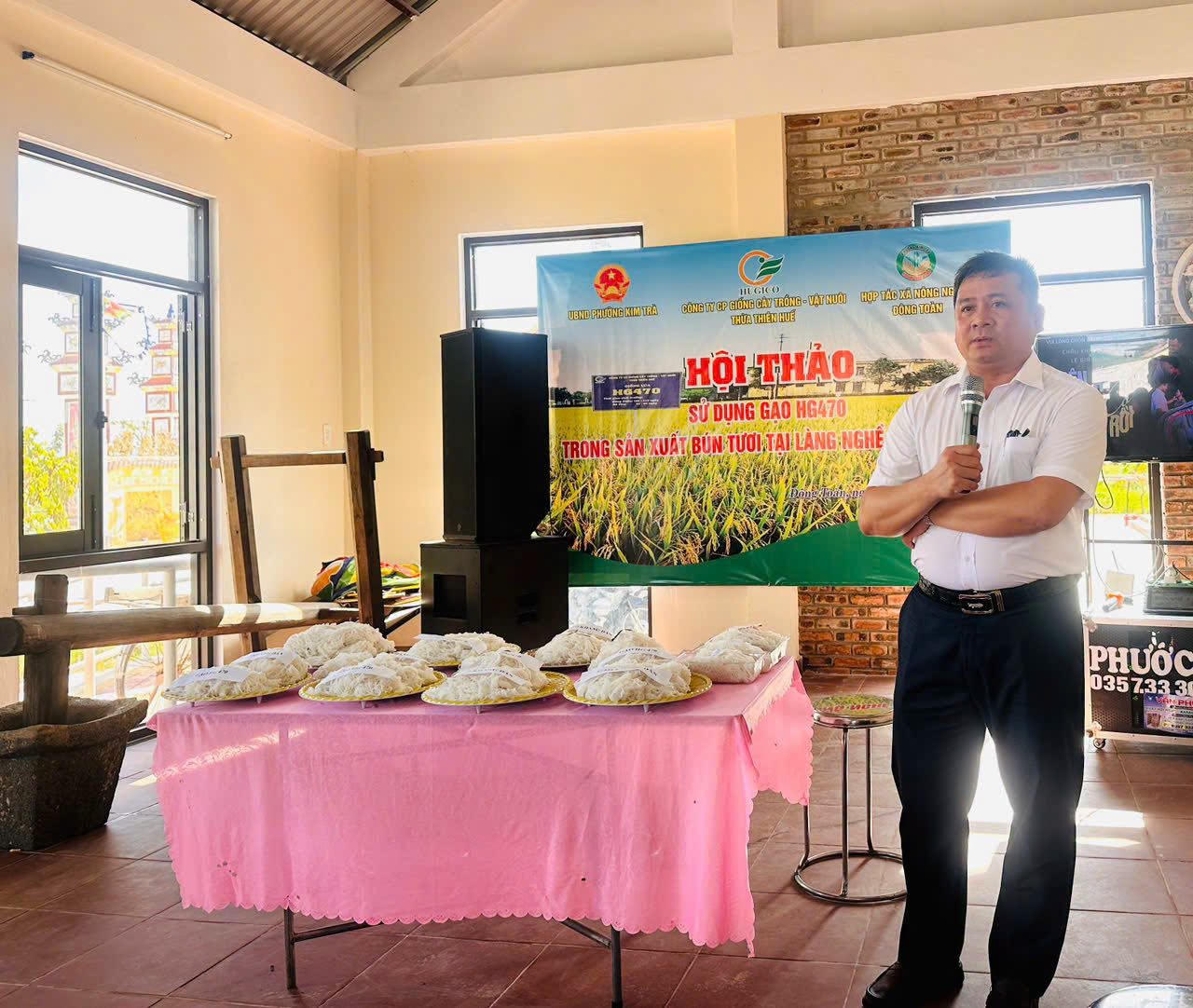 &Ocirc;ng Mai Văn Xu&acirc;n - Trưởng Ban tổ chức giới thiệu nghề l&agrave;m b&uacute;n V&acirc;n C&ugrave; - Di sản văn h&oacute;a phi vật thể quốc gia, một trong những điểm nhấn ẩm thực sẽ phục vụ miễn ph&iacute; c&aacute;c vận động vi&ecirc;n sau khi về đ&iacute;ch