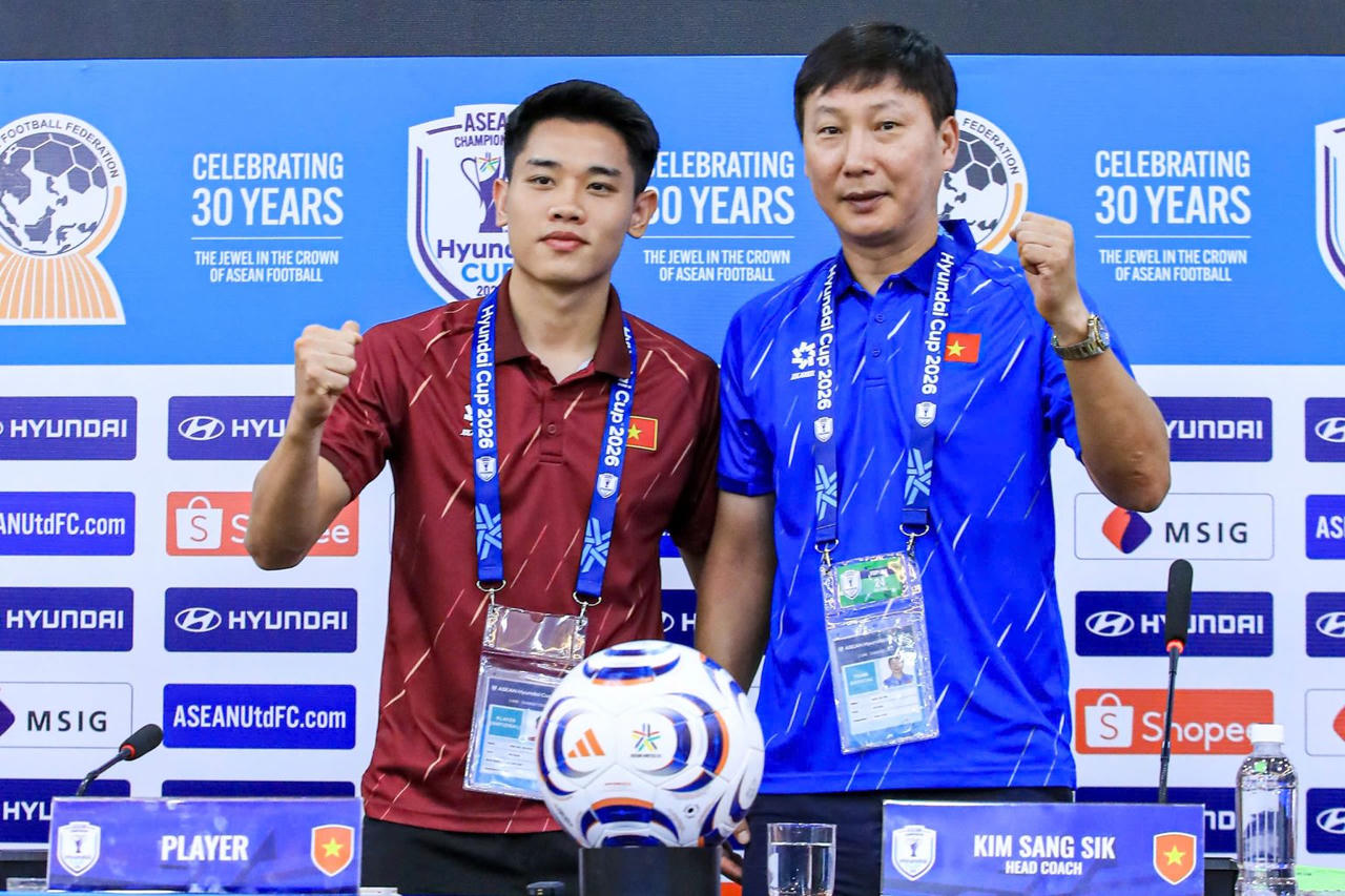HLV Kim Sang Sik v&agrave; Đ&igrave;nh Bắc trong buổi họp b&aacute;o trước trận đấu (Ảnh VFF)