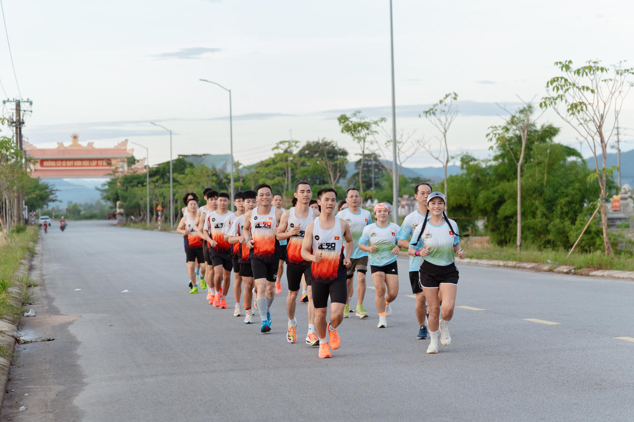 C&aacute;c runner c&ugrave;ng Ban Tổ chức chạy thử to&agrave;n bộ cung đường, r&agrave; so&aacute;t từng điểm nhằm bảo đảm an to&agrave;n v&agrave; mang đến trải nghiệm tốt nhất cho vận động vi&ecirc;n