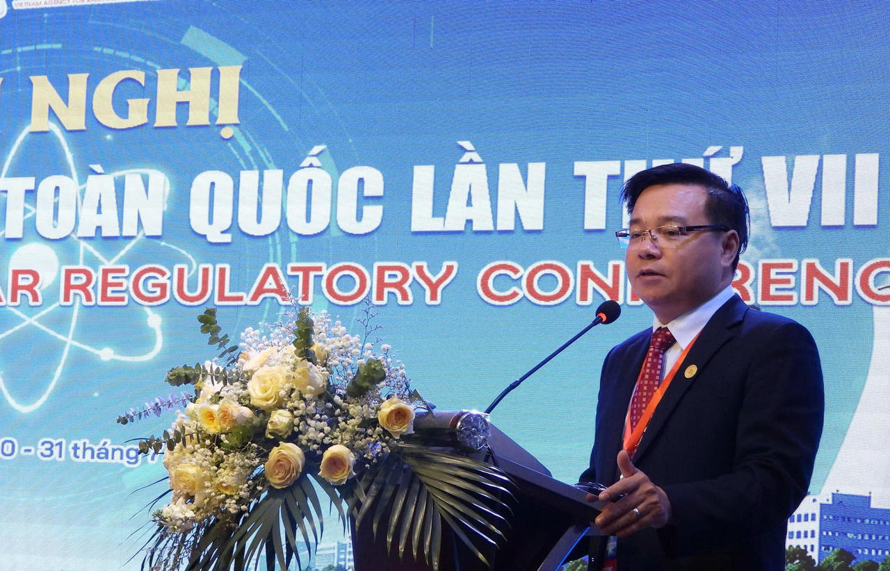 &Ocirc;ng Phan Đăng Ch&iacute;nh - Ph&oacute; Gi&aacute;m đốc Sở Khoa học v&agrave; C&ocirc;ng nghệ tỉnh Quảng Ninh, tr&igrave;nh b&agrave;y tham luận tại hội nghị. (Ảnh: C&ocirc;ng Hoan)