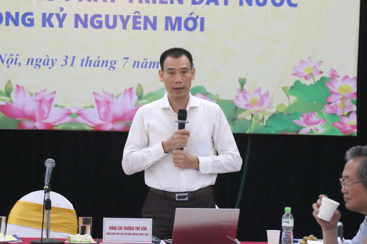 Tổng Bi&ecirc;n tập Tạp ch&iacute; D&acirc;n chủ v&agrave; Ph&aacute;p luật Trương Thế C&ocirc;n ph&aacute;t biểu