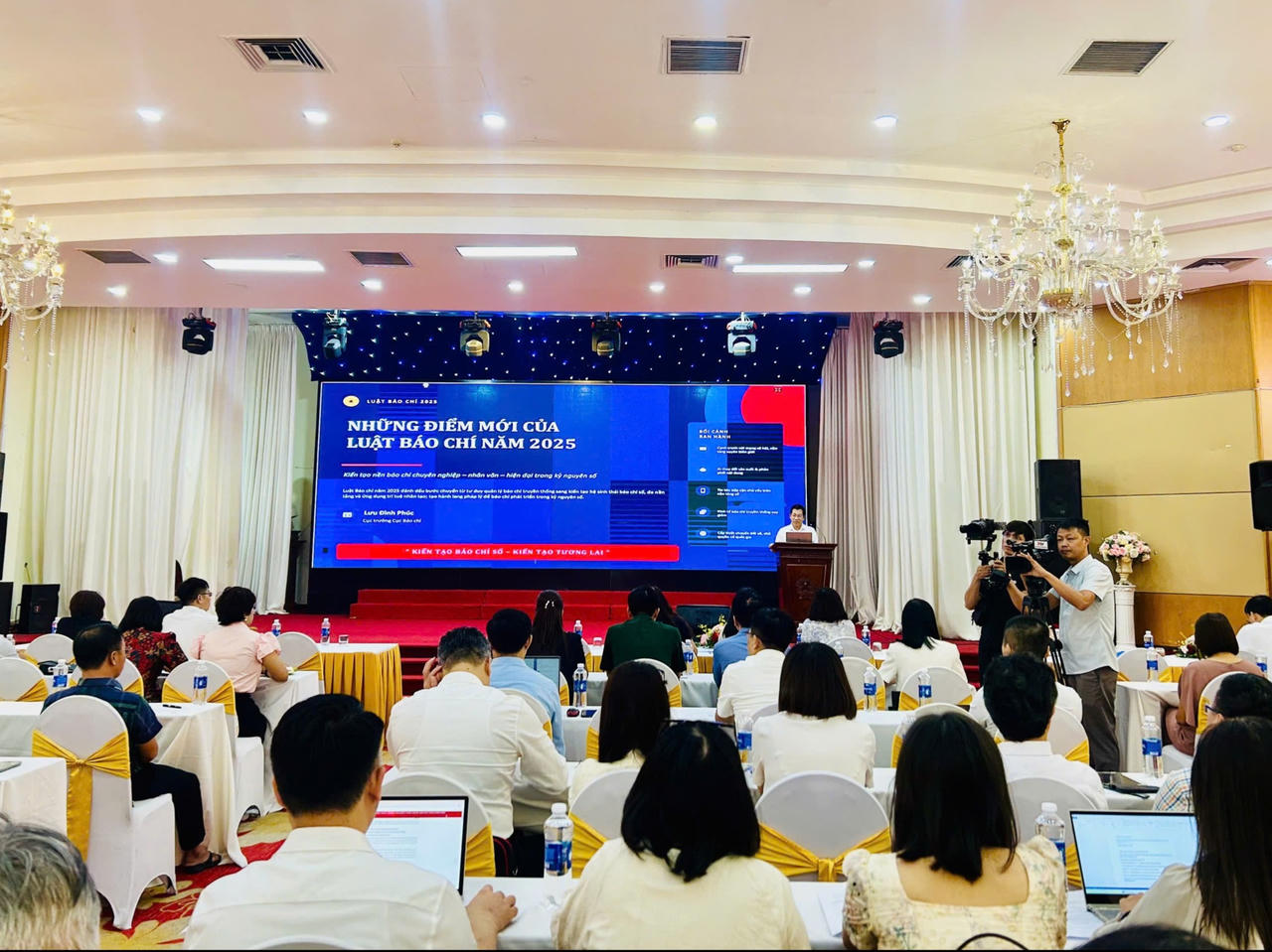 L&atilde;nh đạo Cục B&aacute;o ch&iacute; đ&atilde; tr&igrave;nh b&agrave;y những nội dung ch&iacute;nh của Luật B&aacute;o ch&iacute; 2025 v&agrave; c&aacute;c Nghị định quy định chi tiết; c&aacute;c Th&ocirc;ng tư hướng dẫn thi h&agrave;nh luật; cập nhật c&aacute;c quy định mới li&ecirc;n quan đến hoạt động b&aacute;o ch&iacute; (Ảnh: Bảo Ch&acirc;u).