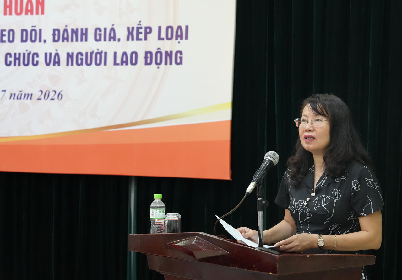Vụ trưởng Vụ Tổ chức c&aacute;n bộ Phan Thị Hồng H&agrave; ph&aacute;t biểu tại Hội nghị.