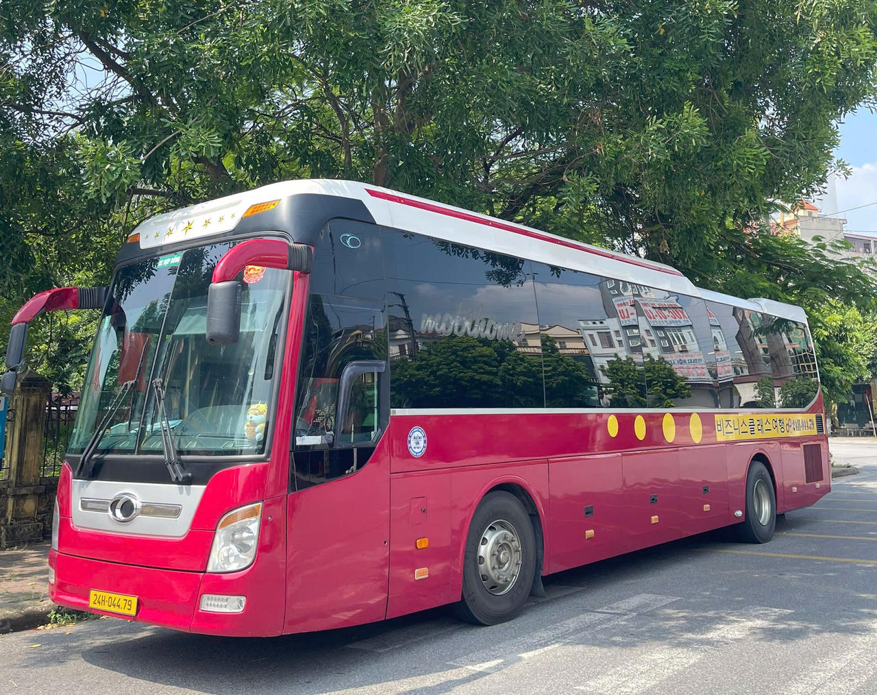 Tái diễn tình trạng ném đá xe khách trên cao tốc Nội Bài - Lào Cai