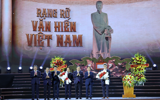 Ph&oacute; Thủ tướng Thường trực tặng hoa ch&uacute;c mừng l&atilde;nh đạo tỉnh Hưng Y&ecirc;n v&agrave; tặng hoa Trưởng Đại diện UNESCO tại Việt Nam - Ảnh: VGP/Phương Nguy&ecirc;n