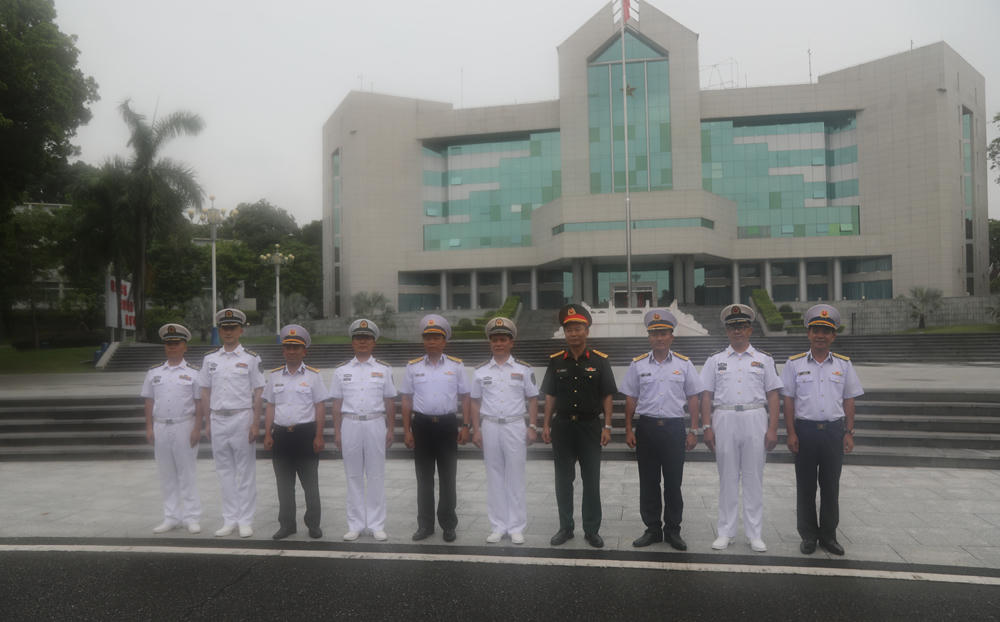 L&atilde;nh đạo Căn cứ Hải qu&acirc;n Quảng Ch&acirc;u đ&oacute;n Đo&agrave;n c&ocirc;ng t&aacute;c.