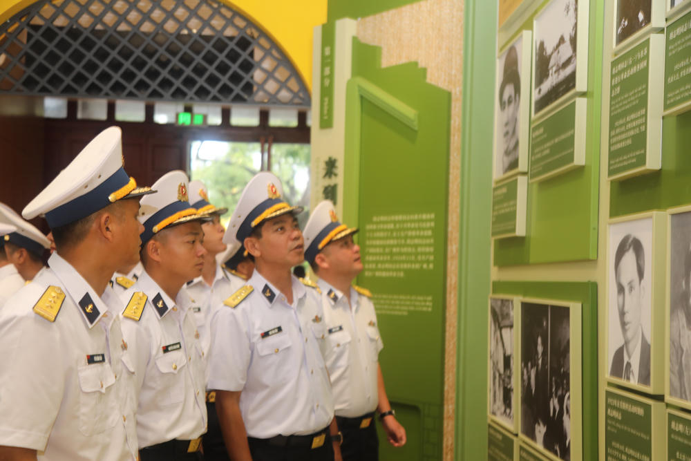 C&aacute;n bộ, chiến sĩ t&agrave;u 015 - Trần Hưng Đạo tham quan, học tập tại Khu di t&iacute;ch Trụ sở Việt Nam C&aacute;ch mạng Thanh ni&ecirc;n (Quảng Ch&acirc;u, Trung Quốc)