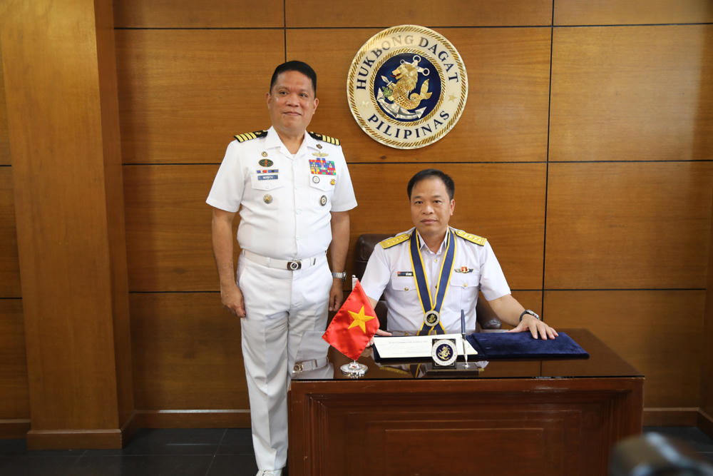 Đại t&aacute; Đỗ Minh viết v&agrave;o sổ lưu niệm tại Bộ Tư lệnh Huấn luyện v&agrave; Học thuyết, Hạm đội Philippines.