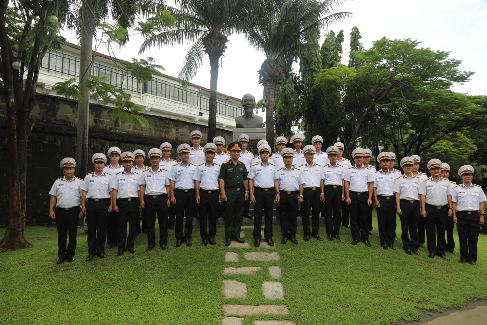 Đo&agrave;n c&ocirc;ng t&aacute;c chụp ảnh lưu niệm tại Tượng đ&agrave;i Chủ tịch Hồ Ch&iacute; Minh tại Thủ đ&ocirc; Manila, (Philippines).