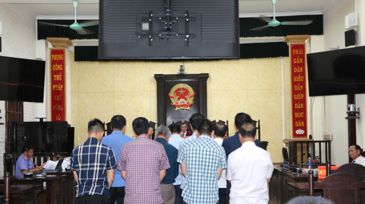 C&aacute;c bị c&aacute;o nghe HĐXX tuy&ecirc;n &aacute;n. (Ảnh Minh Phương).