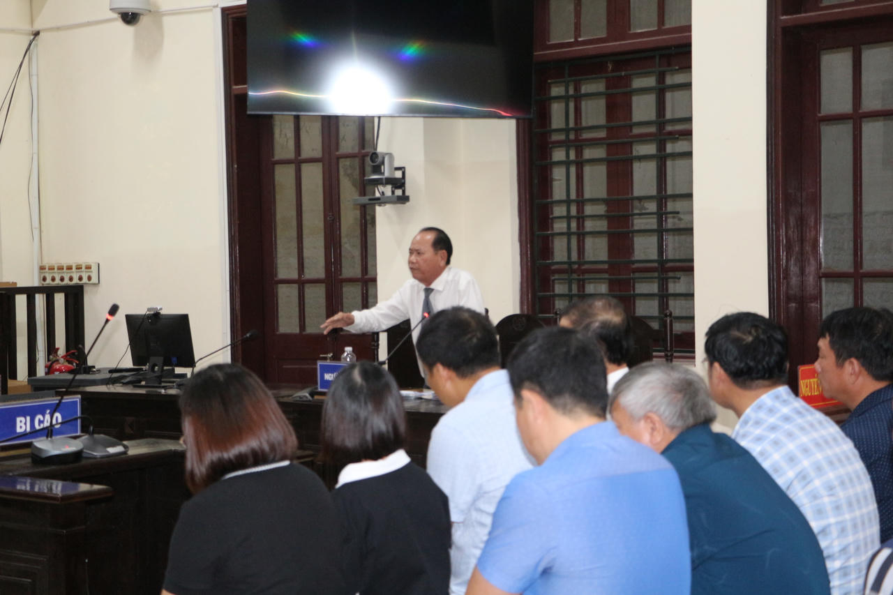 Luật sư b&agrave;o chữa tr&igrave;nh b&agrave;y quan điểm tại phi&ecirc;n t&ograve;a. (Ảnh Minh Phương).