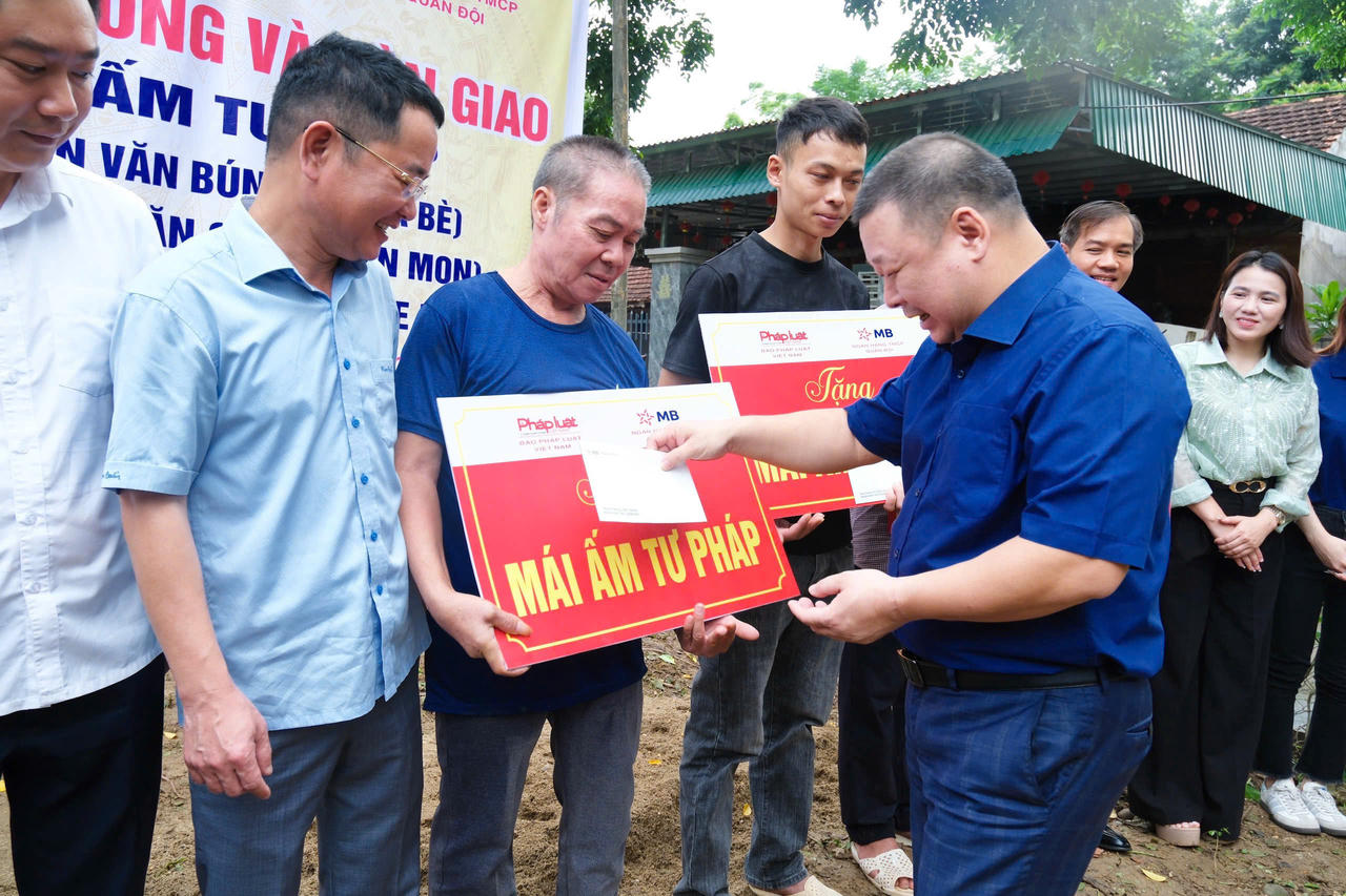 TS Vũ Ho&agrave;i Nam v&agrave; Thượng t&aacute; Chu Hải C&ocirc;ng trao tặng phần qu&agrave; 5 triệu đồng cho mỗi hộ gia đ&igrave;nh mua sắm c&aacute;c vật dụng thiết yếu trong ng&ocirc;i nh&agrave; (ảnh Ng&ocirc; To&agrave;n)